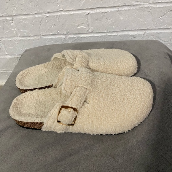 NWOT Sherpa Cream Color Slip On Clogs. Too wide for me. - Picture 2 of 7